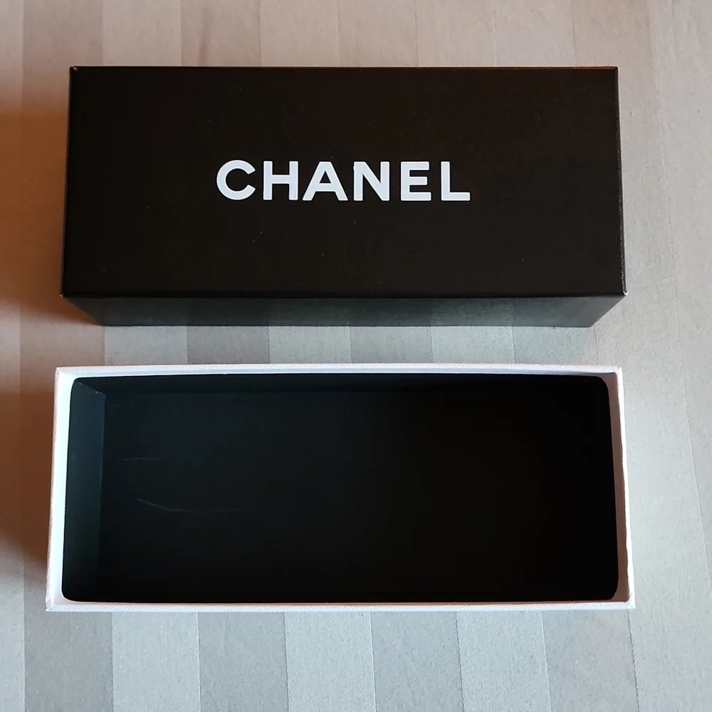 Genuine Channel Eyeglass Box (empty) - Picture 2 of 8